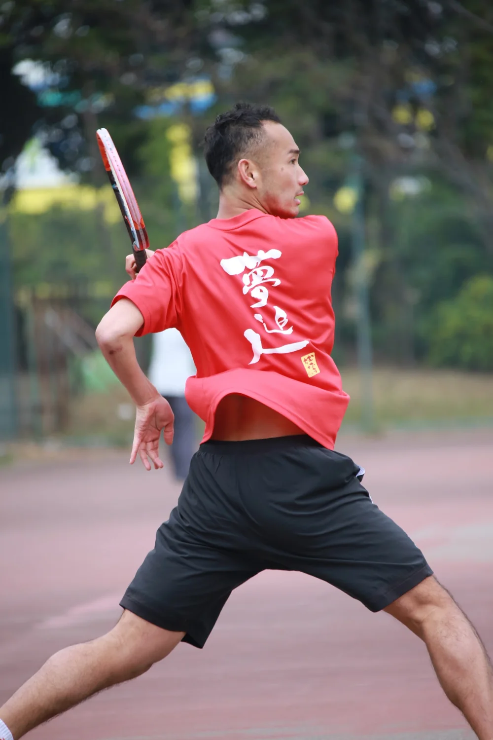 テニスコートでプレーする市川誠一郎